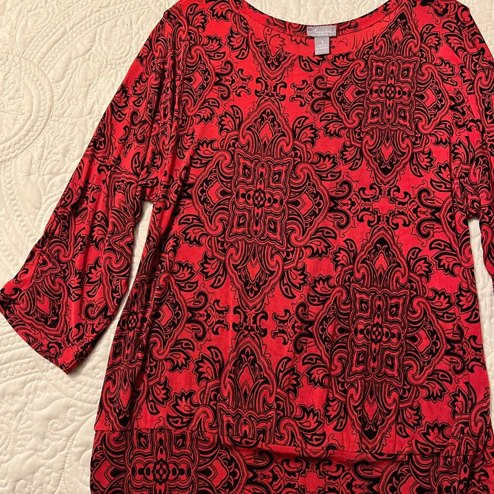 CHICO’S TRAVELERS SIZE 1 RED BLACK 3/4 SLEEVE BANDED BOTTOM